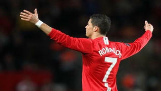 Ronaldo mặc áo số mấy khi trở lại Manchester United?