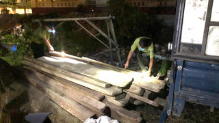 Kiểm lâm Thừa Thiên Huế mật phục, bắt quả tang xe chở gỗ lậu 