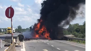 Xe tải bốc cháy dữ dội trên Quốc lộ 1A