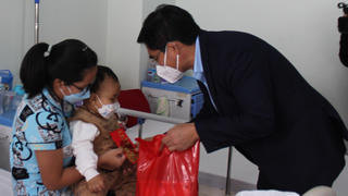 Viện kiểm sát nhân dân tỉnh Thừa Thiên Huế trao tặng hơn 50 triệu đồng cho bệnh nhi ung thư