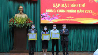 Báo PLVN khu vực Bình Trị Thiên nhận giấy khen của Ban Tuyên giáo Tỉnh ủy và Công an tỉnh Thừa Thiên Huế