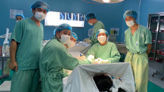 Bệnh viện Trung ương Huế phối hợp điều trị thành công cho trẻ có bàn chân khoèo