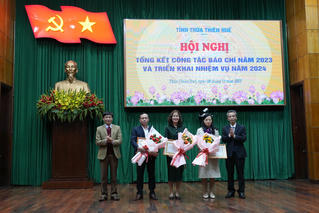 Báo PLVN khu vực Bình Trị Thiên nhận giấy khen của Ban Tuyên giáo Tỉnh ủy và bằng khen Tỉnh đoàn Thừa Thiên Huế