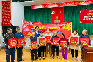  HueWACO trao tặng hơn 500 suất quà cho các gia đình có hoàn cảnh khó khăn