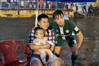 Hành động ấm lòng giữa cơn mưa tầm tã xứ Huế của Công Phượng 