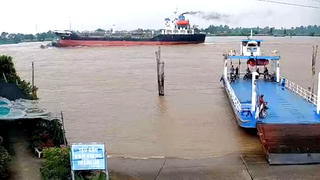  An Giang: Va chạm tàu hàng và phà chở khách khiến nhiều người rơi xuống sông