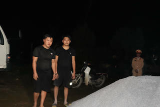 5 đối tượng bịt mặt “giải cứu” xe quá tải. 