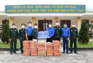 Thanh niên Khối Cơ quan – Doanh nghiệp tỉnh Lào Cai chia sẻ với Đồn biên phòng Tả Gia Khâu trong chống dịch Covid- 19