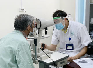 Sáng chế kính bảo hộ ngăn giọt bắn phòng ngừa Covid-19