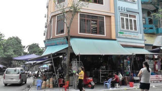 Thu giữ hơn 200 vũ khí thô sơ và công cụ hỗ trợ tại cửa hàng bán đồ gia dụng ở chợ Cốc Lếu