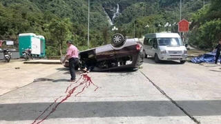 Tai nạn lật xe 7 chỗ tại khu du lịch Cầu kính Rồng mây làm một người tử vong 