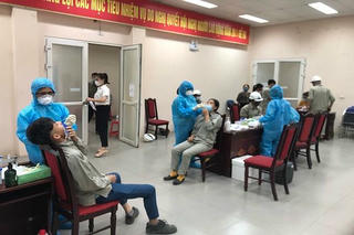 Lấy mẫu xét nghiệm SARS-CoV-2 cho người lao động trong các KCN ở Lào Cai