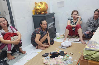 Bắt quả tang bốn 'quý bà' đánh bài tứ sắc ăn tiền