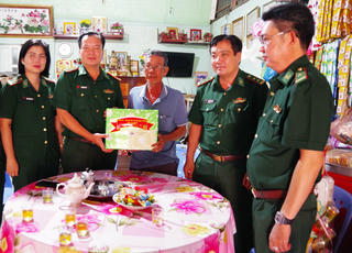 Thăm, tặng quà mẹ Việt Nam anh hùng và con nuôi Đồn Biên phòng