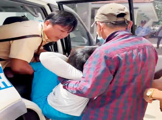 Cảnh sát giao thông kịp thời hỗ trợ đưa người bệnh đi cấp cứu