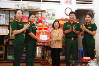 Thăm hỏi và tặng quà Nữ Anh hùng lực lượng vũ trang nhân dân ở Kiên Giang