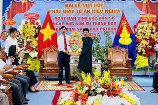 Phó Chủ tịch tỉnh An Giang chúc mừng Đại lễ Tam hợp của Phật giáo Tứ Ân Hiếu Nghĩa