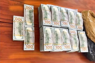 Bắt quả tang đối tượng vận chuyển hơn 530 nghìn USD qua biên giới