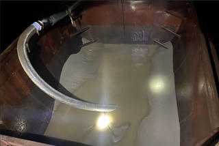 Bắt quả tang nhóm đối tượng khai thác cát trái phép trên sông Tiền