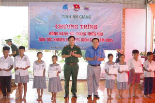 "Đồng hành với thanh thiếu nhi dân tộc Khmer ở khu vực biên giới"
