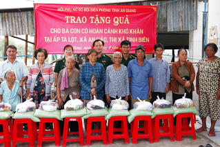 BĐBP tỉnh An Giang tặng 120 phần quà cho bà con có hoàn cảnh khó khăn