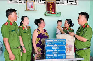 Tặng quà cho con phạm nhân có hoàn cảnh đặc biệt khó khăn ở An Giang