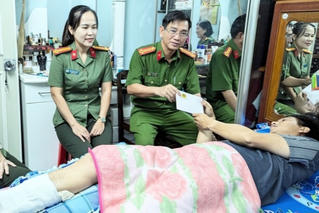 Động viên cán bộ cảnh sát cơ động bị thương khi làm nhiệm vụ
