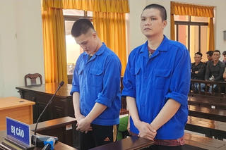 Mang súng đi gây rối, 2 bị cáo lãnh án