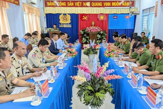 Trao đổi thông tin về tội phạm xuyên quốc gia giữa Văn phòng BLO tỉnh An Giang và tỉnh TàKeo, Campuchia