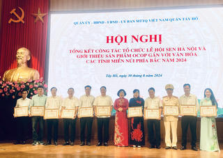 Quận Tây Hồ khen thưởng các tổ chức, cá nhân đã lan tỏa giá trị tốt đẹp trong xã hội