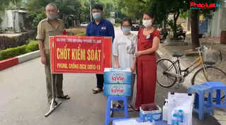 Hà Nội: Hành động đẹp của học sinh dành tiền mua nước tặng chốt phòng dịch