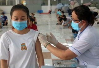 Hà Nội rút ngắn khoảng cách 2 mũi vaccine AstraZeneca