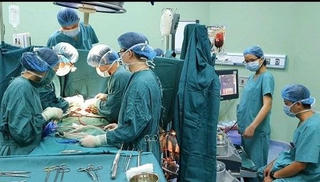 Bé 14 tháng vỡ tim do tài xế đạp nhầm chân ga