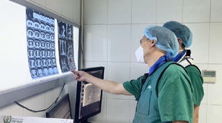 Cứu nam thanh niên ho ra nhiều máu do mắc COVID-19 và lao phổi