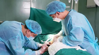 Bỏ 70 triệu đồng làm đẹp, cô gái nhận về cái bụng... chi chít lỗ thủng 