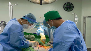 Bị đạn lạc xuyên dương vật khi đang làm đồng