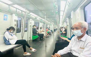 Giá xăng dầu tăng, nhiều người chọn đi tàu Cát Linh - Hà Đông 