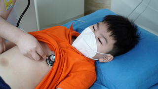 Bé trai sốc phản vệ sau 30 phút ngậm thuốc chữa ho
