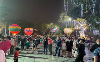 Người Hà Nội hào hứng đi xem khinh khí cầu 