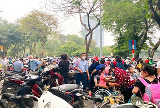 Ùn ứ cổng trường, phụ huynh Hà Nội 'mỏi mắt' chờ con 