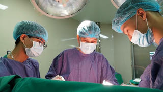 Hoại tử tầng sinh môn do đắp thuốc nam trị nhọt