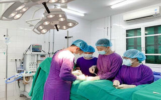 Tranh chấp khi đá bóng, người đàn ông 35 tuổi vỡ tinh hoàn 