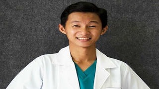 Nam sinh mồ côi, từng đi cấy năm 10 tuổi để nuôi em giờ ra sao?