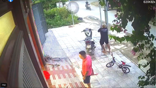 Xôn xao clip nam thanh niên tử vong khi chạm tay vào cột sắt