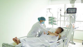 Áo mưa cuốn bánh xe máy, thiếu niên ngã đập đầu xuống đường chấn thương nghiêm trọng