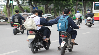 Cảnh báo nguy hiểm tiềm ẩn khi học sinh, trẻ vị thành niên đi xe máy