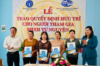 Trao quyết định hưởng chế độ hưu trí cho người tham gia BHXH tự nguyện ở Tiền Giang