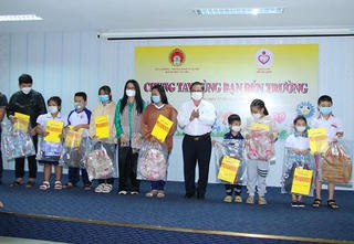 Cần Thơ: Trao 50 sổ tiết kiệm cho trẻ em mồ côi do COVID-19 trên địa bàn TP