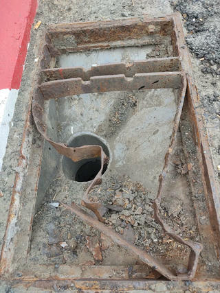 Cần Thơ: Mất nắp cống - nguy hiểm rình rập người đi đường trên Quốc lộ 1A