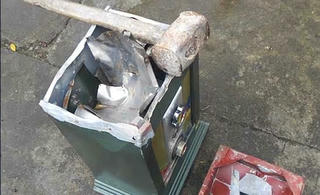 Cháu gái phá két sắt nhà cô ruột lấy trộm hơn 2.500 USD